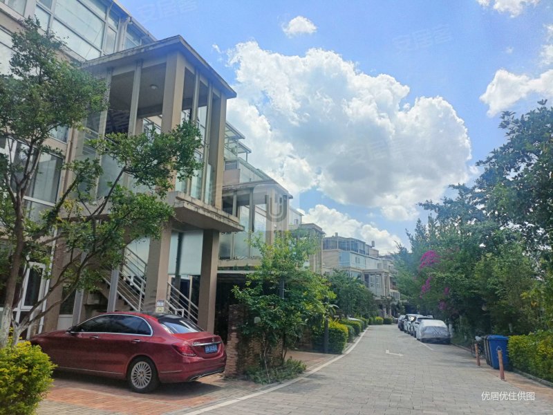 海埂大坝旁 波西米亚 联排别墅 全新精装修 带花园 急售