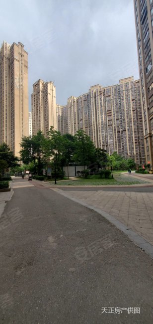 绿地伊顿公馆2房2厅1卫精装修房产证满二年