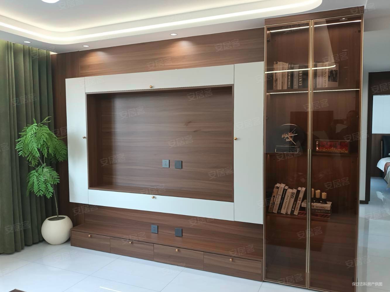 新一代C区4室2厅2卫137㎡南北90万