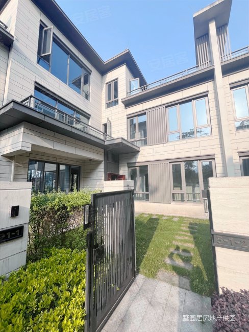 贰佰四拾万!万买现房联排别墅!带前后花园!