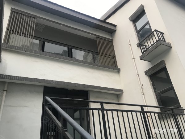 建业大别墅 联盟新城 毛坯随意装 相中价位可议 老证可分期