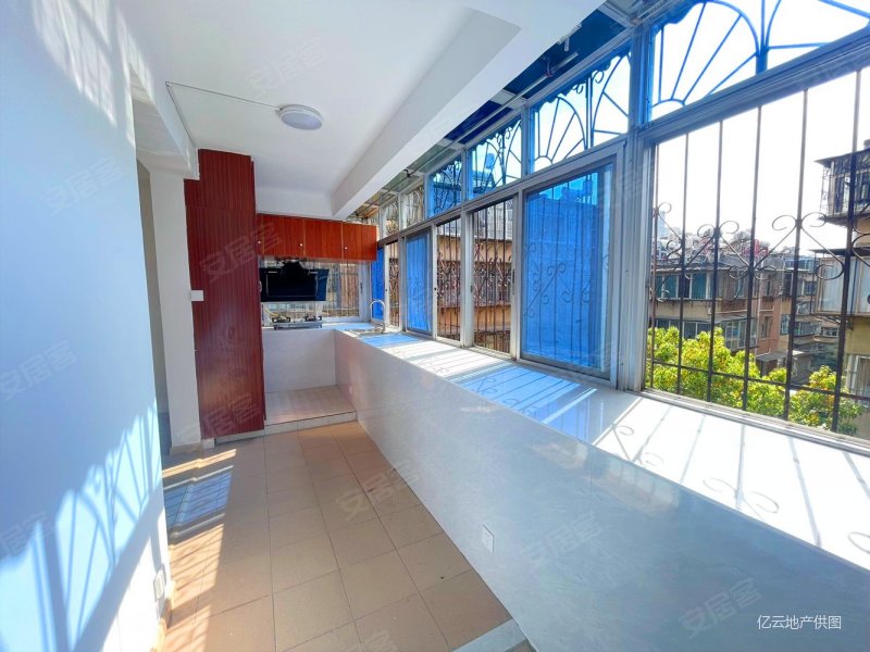 江岸小区二期房东说很好他儿子考上了985两室一厅