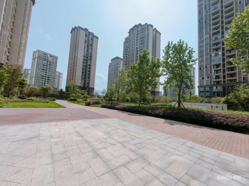 银翔城精装三房 次新小区 环境好,盛世豪庭(合川)二手房,60万,3室2厅