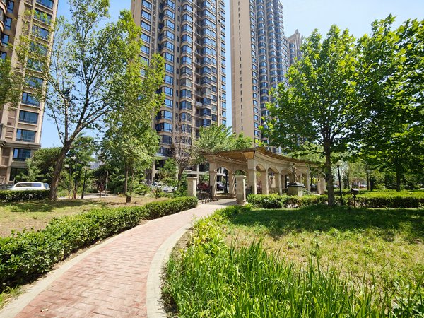 天津开发区第五大街合生君景湾五大街.挨着永旺商场.精装三室.