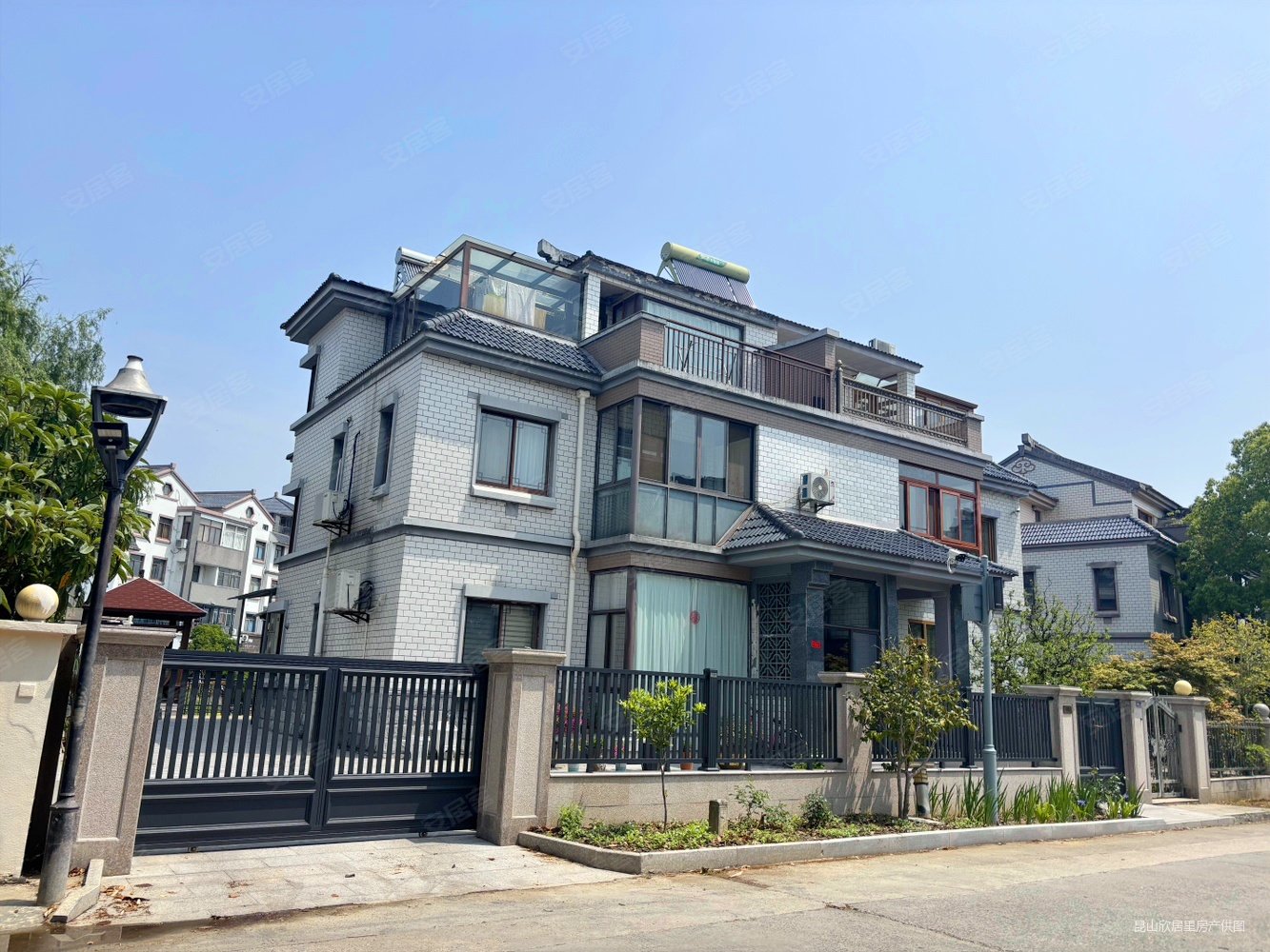 南湖秋月4室2厅4卫258㎡南320万