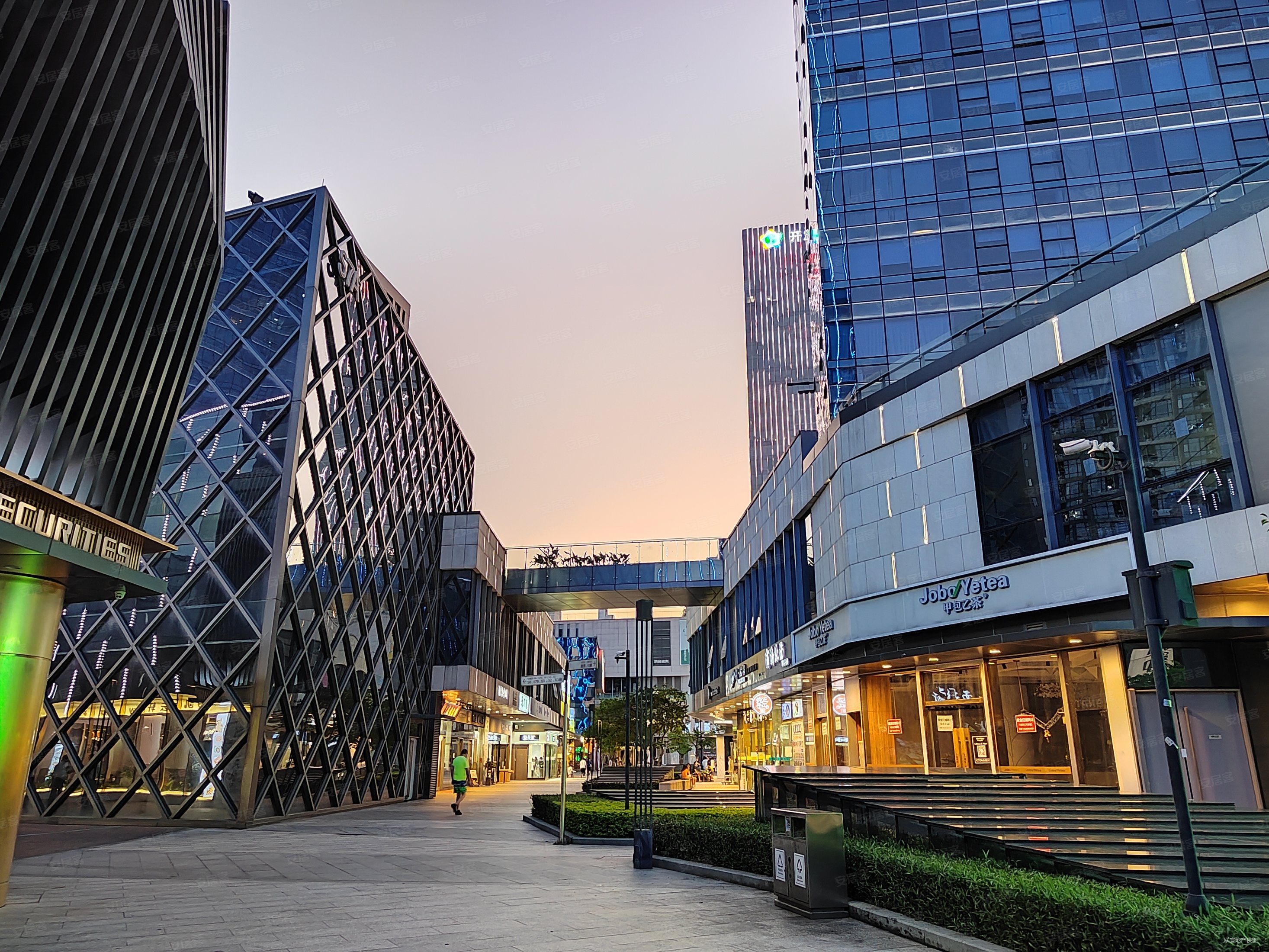 绿地中央广场带电梯精装好房南北通透临地铁交通便利