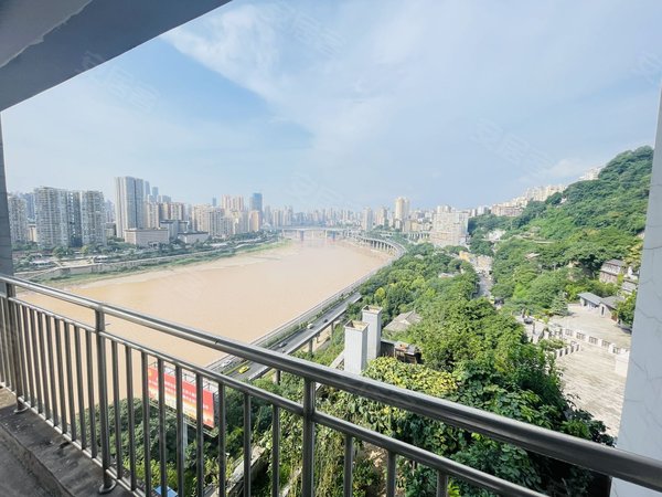 重庆渝中李子坝江山华庭佛土关李子坝地铁站一线江景房,超大阳台房 月