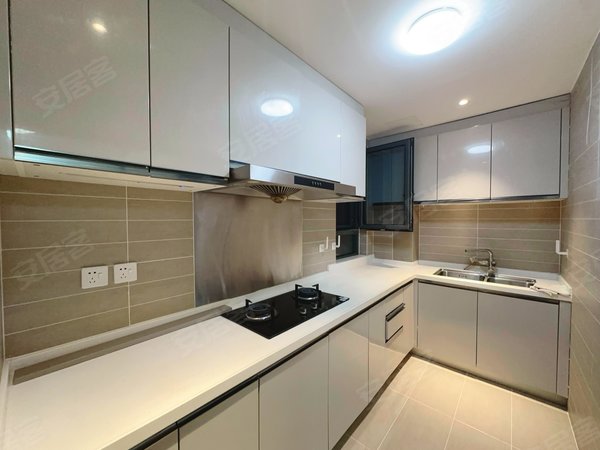 大连开发区滨海路融创海逸长洲滨海路融创 三室两厅一卫 干湿分离 干净整洁 定制衣柜出租房源真实图片