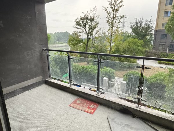 绍兴袍江宝龙广场卧龙银湖湾银湖湾 毛坯三房两卫带车位 有两个空调