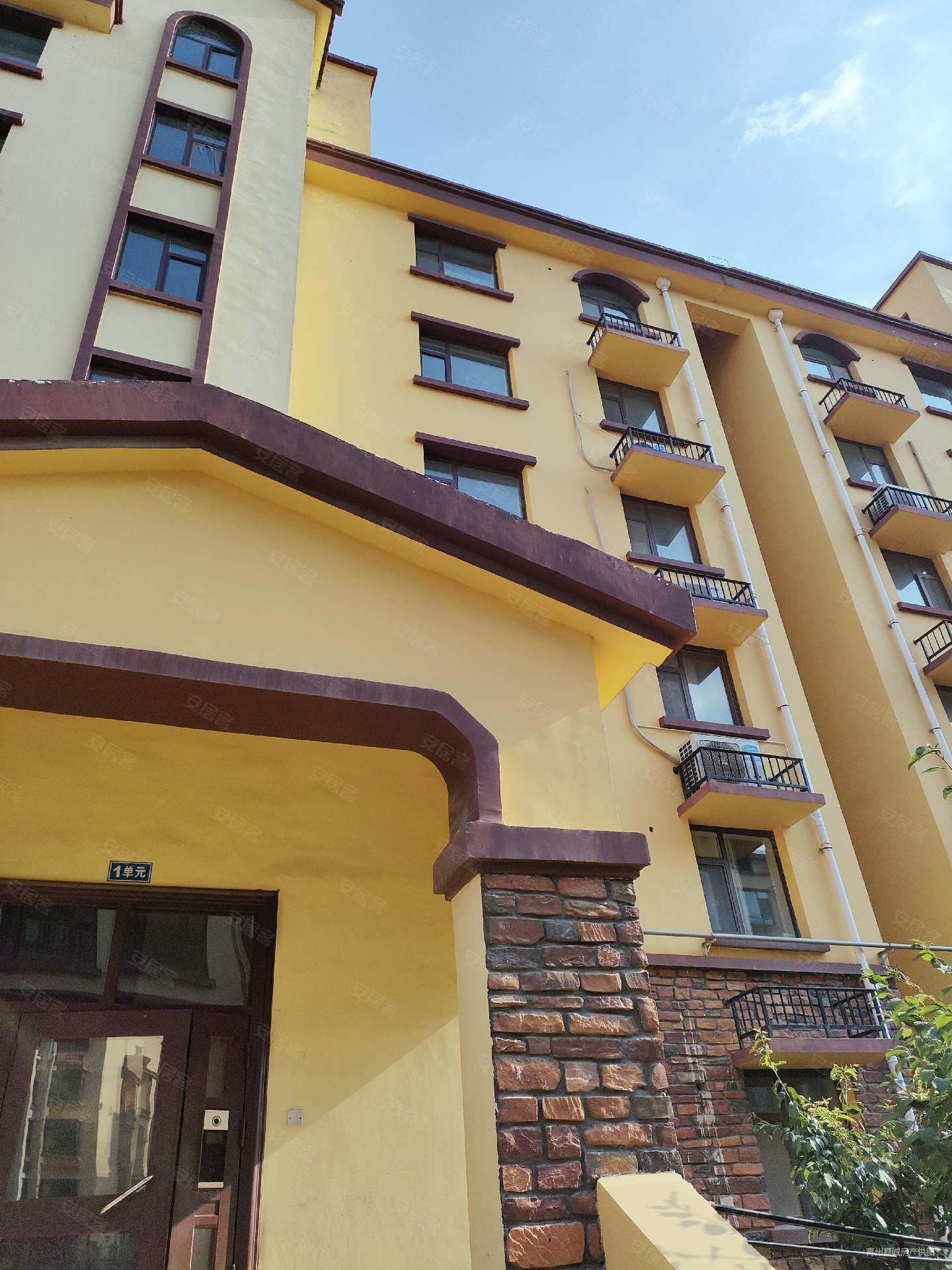 香山丽墅一楼带院低于市场价10个出南北通透大三室送车储