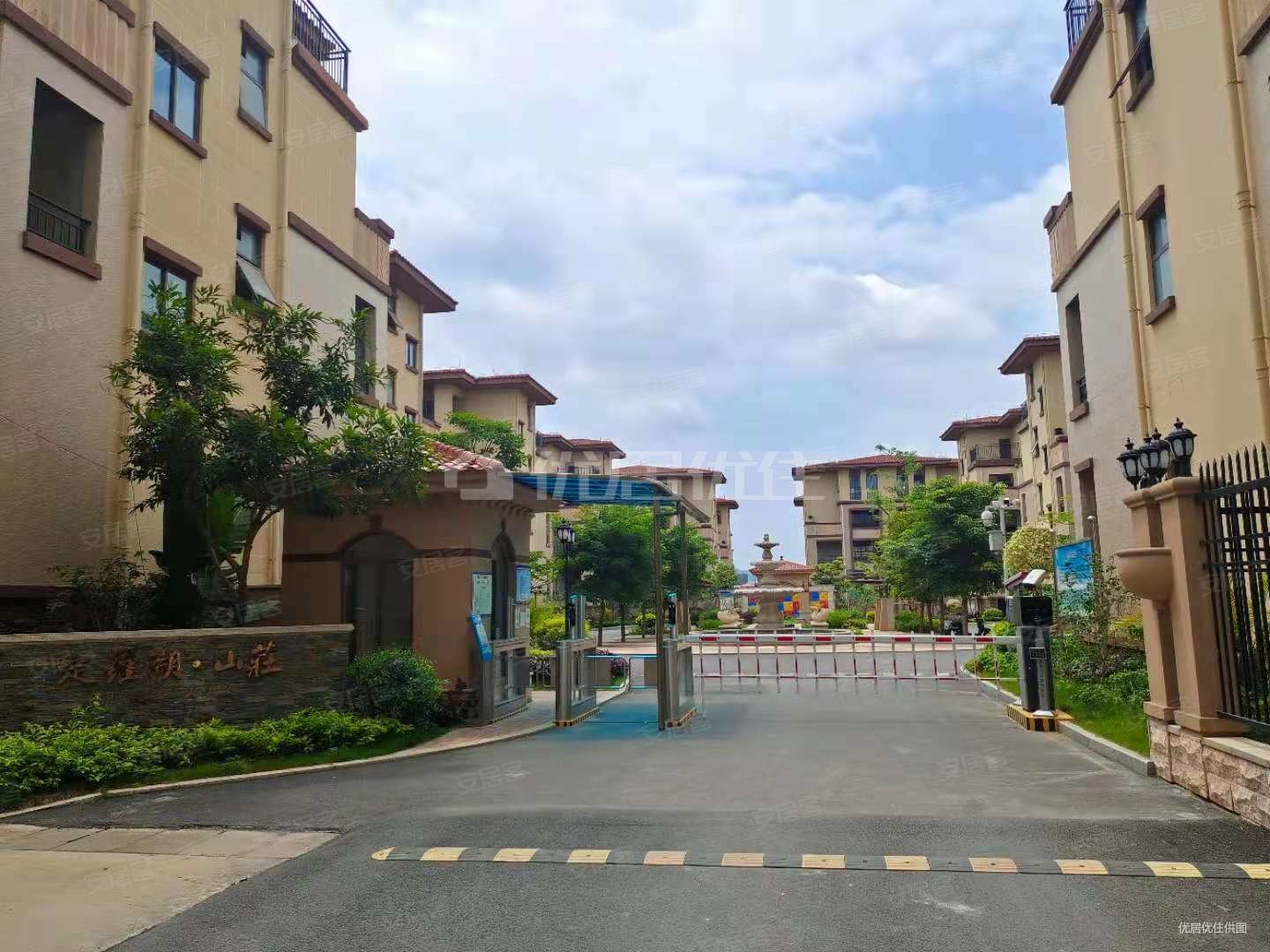 定罗湖山庄4室4厅4卫257.6㎡南北220万