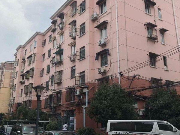 上海长宁北新泾新泾一村绿新小区地铁口,花里胡哨随心所欲的装修,还