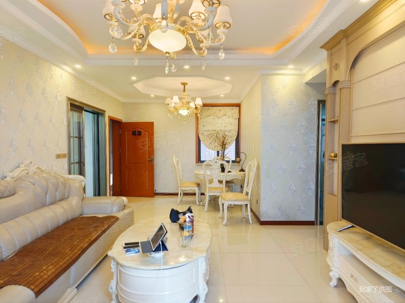 高楼层采光充足 商业配套成熟 板楼 临地铁 小三居 出行方便,阳光汇