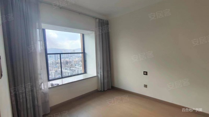 海伦堡云大医院旁昆医附二院旁出行交通方便,海伦堡中央广场澜香苑