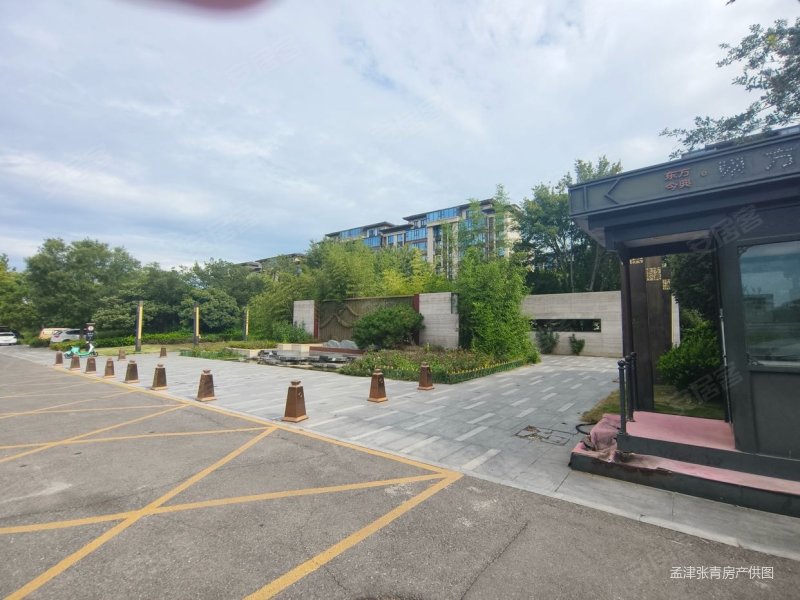 东方今典东方府6室3厅3卫144.53㎡南北120万