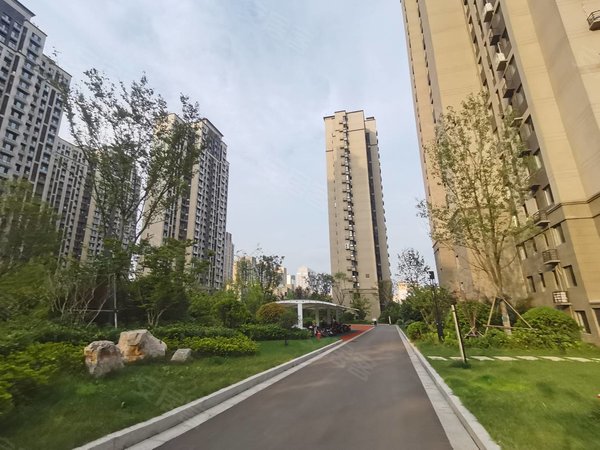 青岛黄岛隐珠中建锦绣城八期雅园锦绣城雅园,精装套三,配置齐全,采光