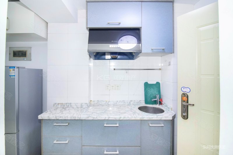 温泉小 十九种 朝北带露台单身公寓 新贵公馆