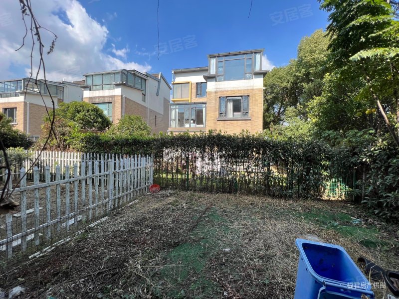 现代园墅联排边户小区除了独栋一楼带长辈间的户型采光极好