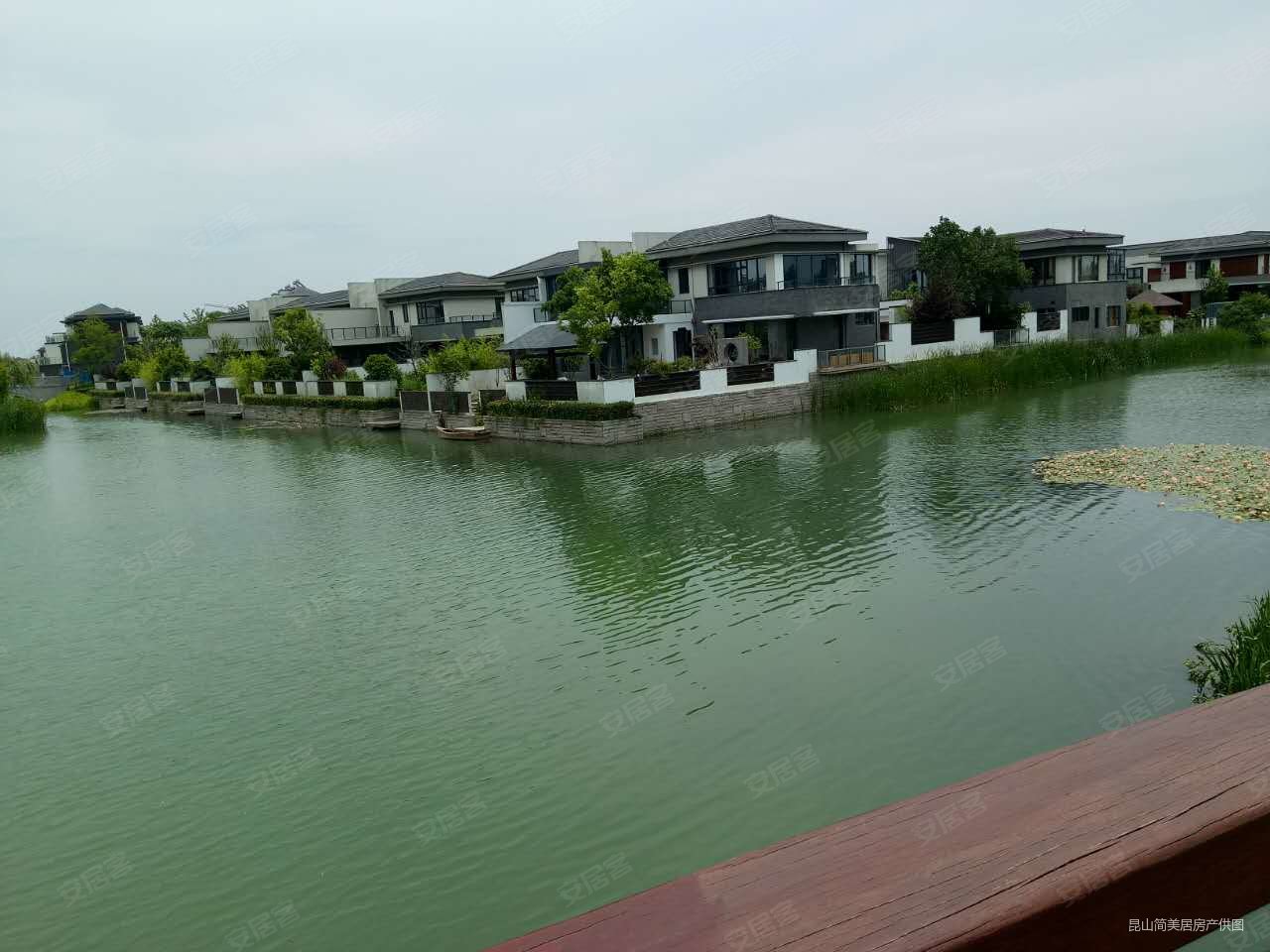 水月周庄三期联排别墅带私家小园房子简单装修亏本急售