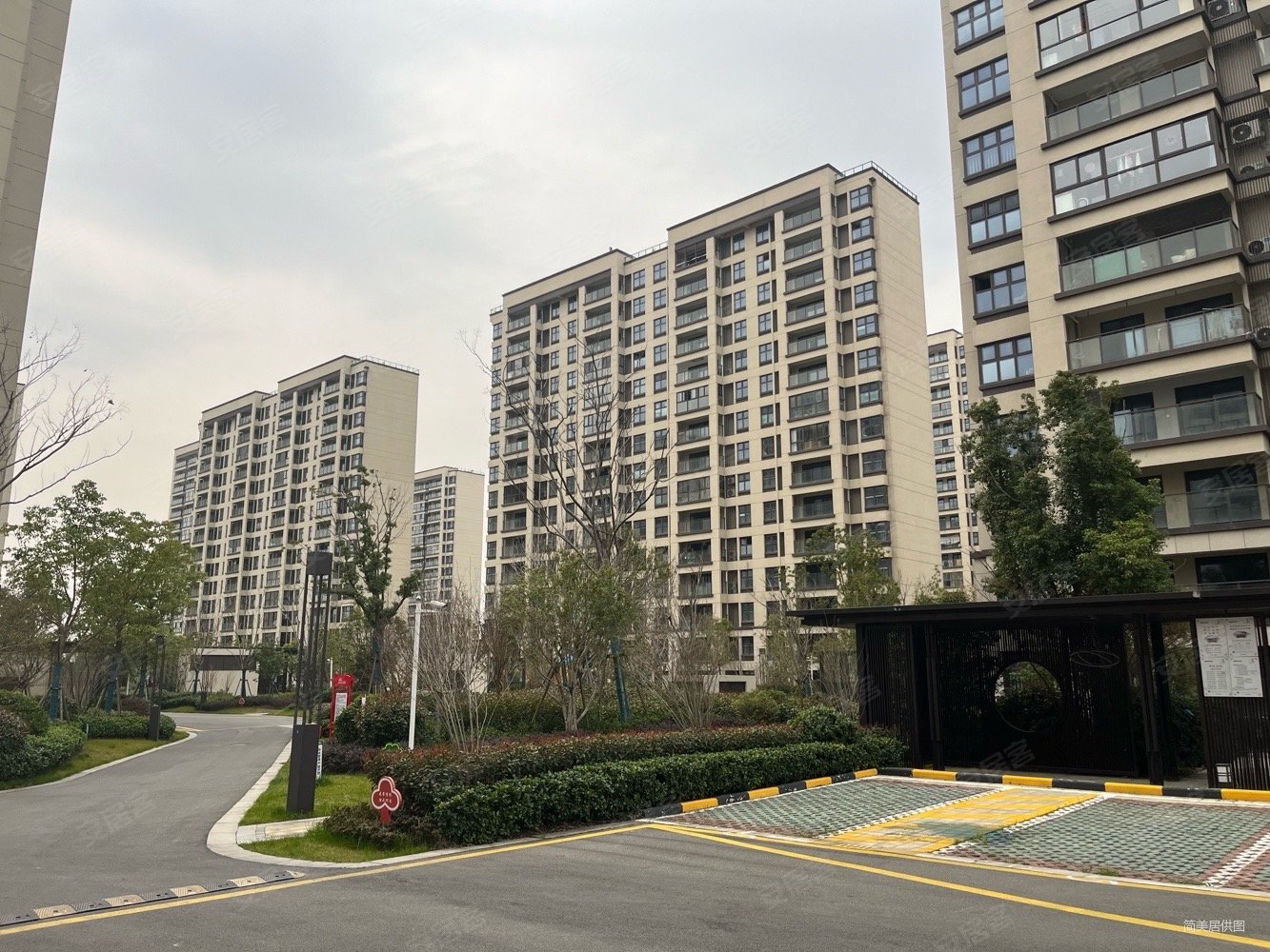 光樾华庭精装湖景大平层您可拎包入住房东低价出售欢迎来电