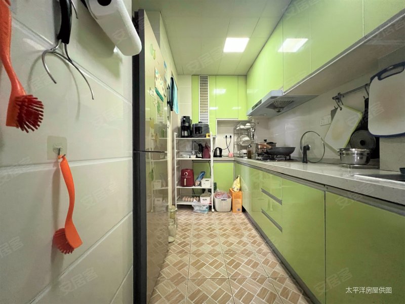 地铁房精装修南向采光好有电梯出行方便满五