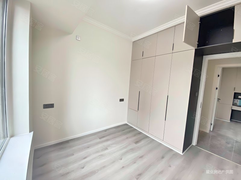 彭州南部新城 次新小区 楼层好 精装修套三 双卫,明信仕林悦府二手房