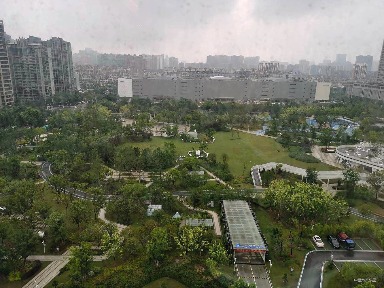 政务区天鹅湖moma三期北边直接俯瞰石台路公园