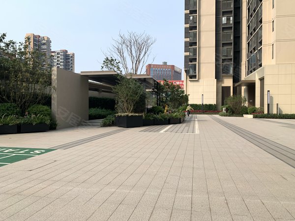 深圳坪山坪山万樾府锦龙站300米.