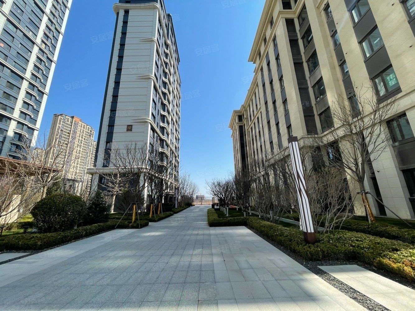 新上,远洋四期,万和公馆一楼带花园.