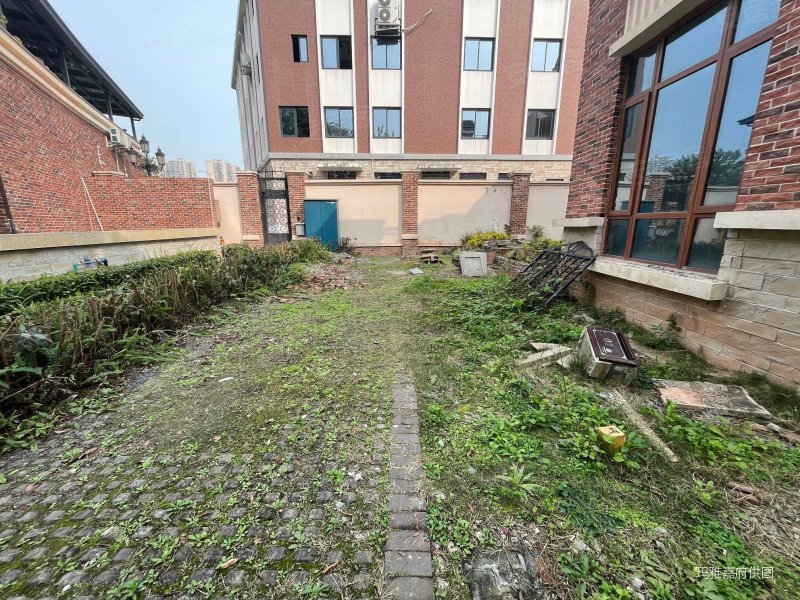 君度半山独栋别墅急售带半亩花园可装电梯随时看房