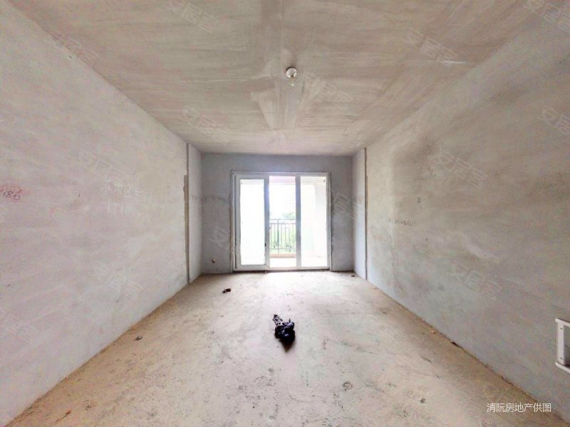 地铁口嘉宇银杉,单价7400平,南北通透双阳台