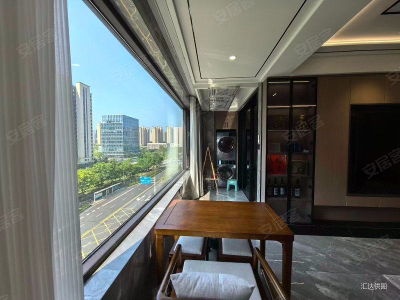 送产权车位一个总高8层的(保利紫荆公馆)精装四室两厅两卫