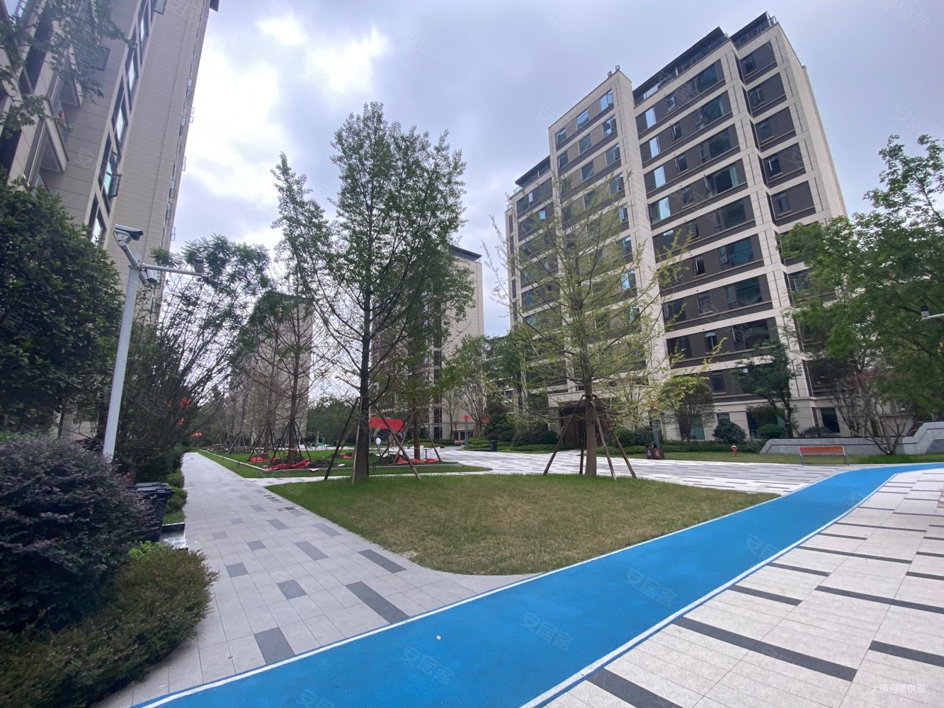 正黄翡翠堂4室2厅2卫135㎡南北215万