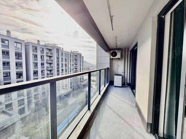 杭州临安青山湖荣盛檀越府檀越府朝南两房带大阳台采光很好,可烧燃气