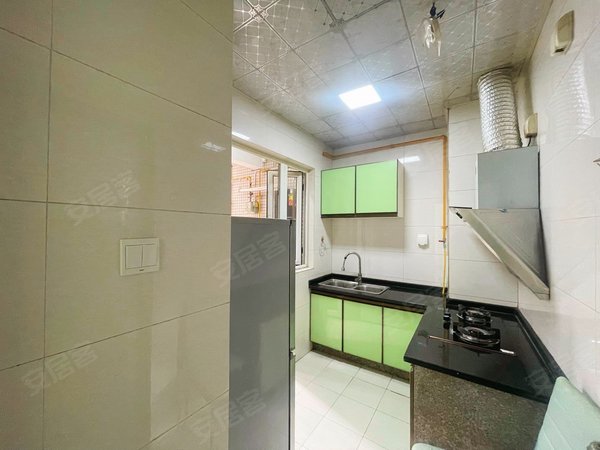 成都高新区南延线怡馨家园地铁口,标准套一,停车五十,免物业费出租