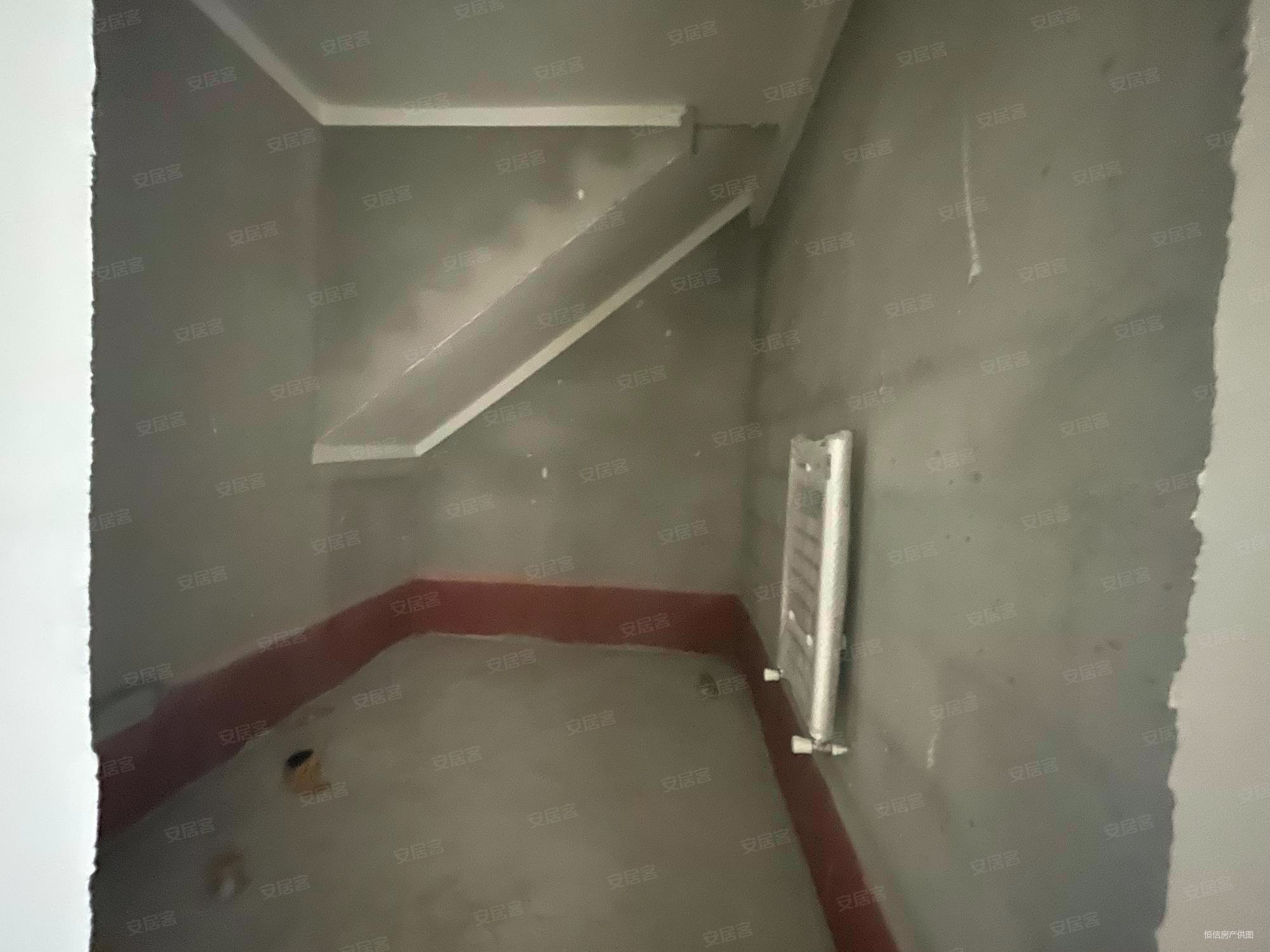 卡纳圣菲5室3厅3卫282㎡南北219万