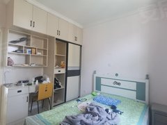 莘县燕塔街道燕塔实高附近,三室两厅一卫,豪华装修,家具家电齐全出租房源真实图片