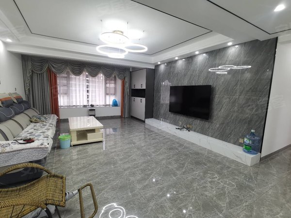 楚雄楚雄市开发区龙湾御景古镇西门,龙湾御景,全新精装修大四房,带全部家具家电拎包入住出租房源真实图片