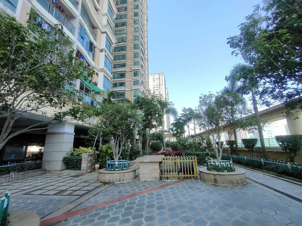 深圳宝安西乡金港华庭金港华庭小三房家私家电齐全靠近西乡地铁口楼下