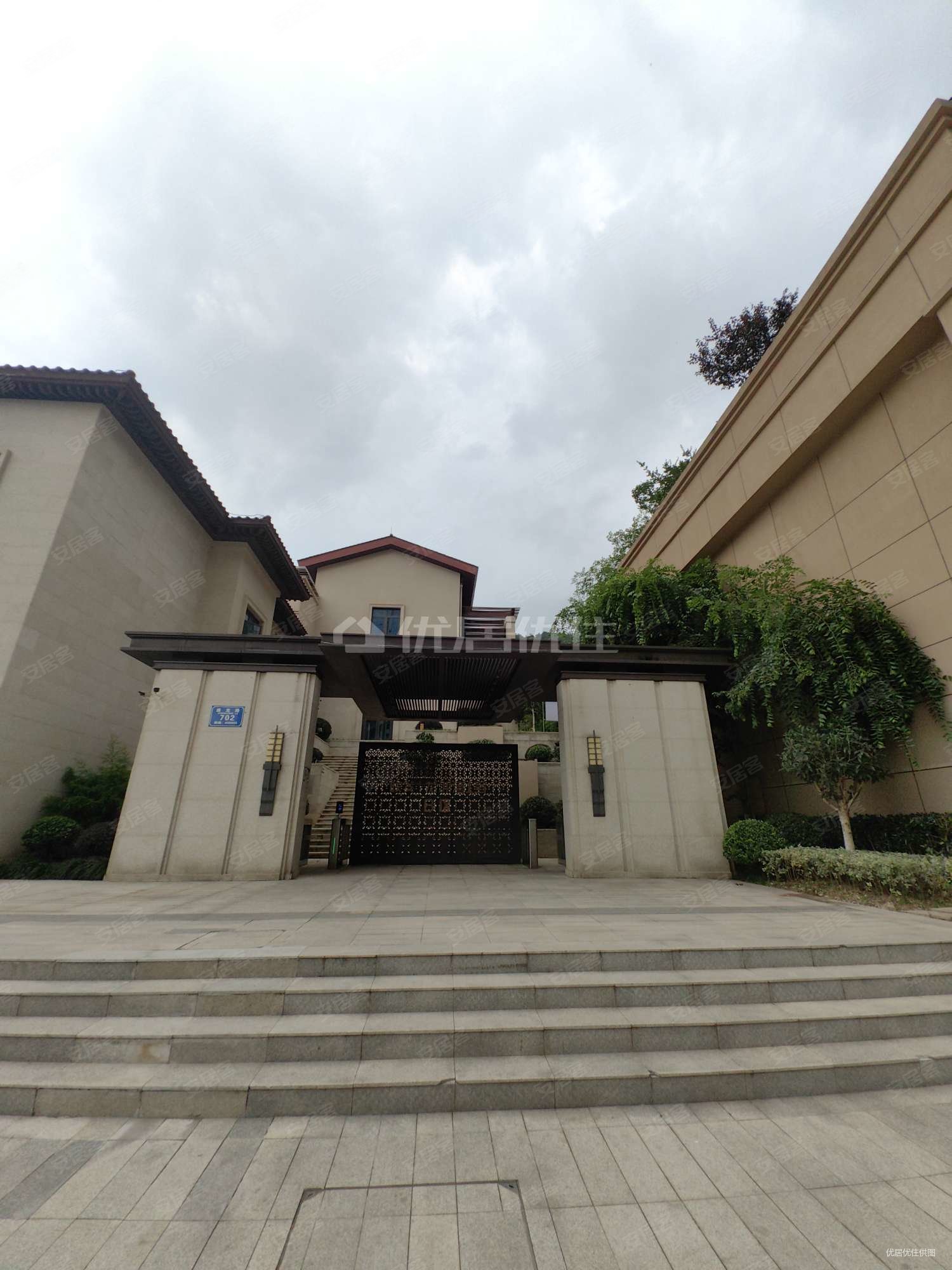 龙洲湾下叠别墅前后花园带地下室和车位