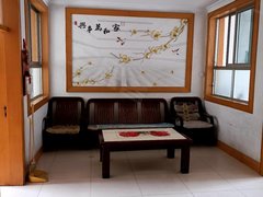 梁山城区梁山市区老水泊商场附近中层两室一厅家具家电拎包入住出租房源真实图片