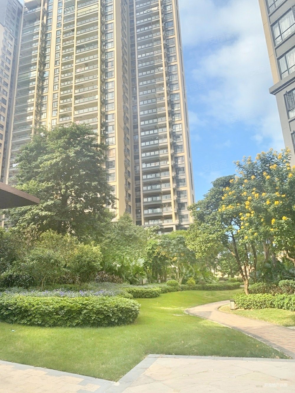 双城峰景3室2厅2卫97.56㎡南102万