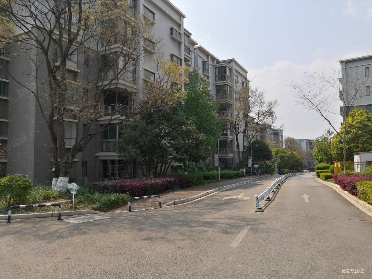 宜和路地铁站旁白龙潭沁园小区169平米精装修带全套家电家具