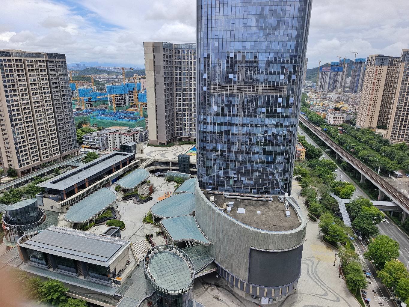 横岗地铁站沃尔玛荣德国际雨馨公寓东南向三房采光好好出租