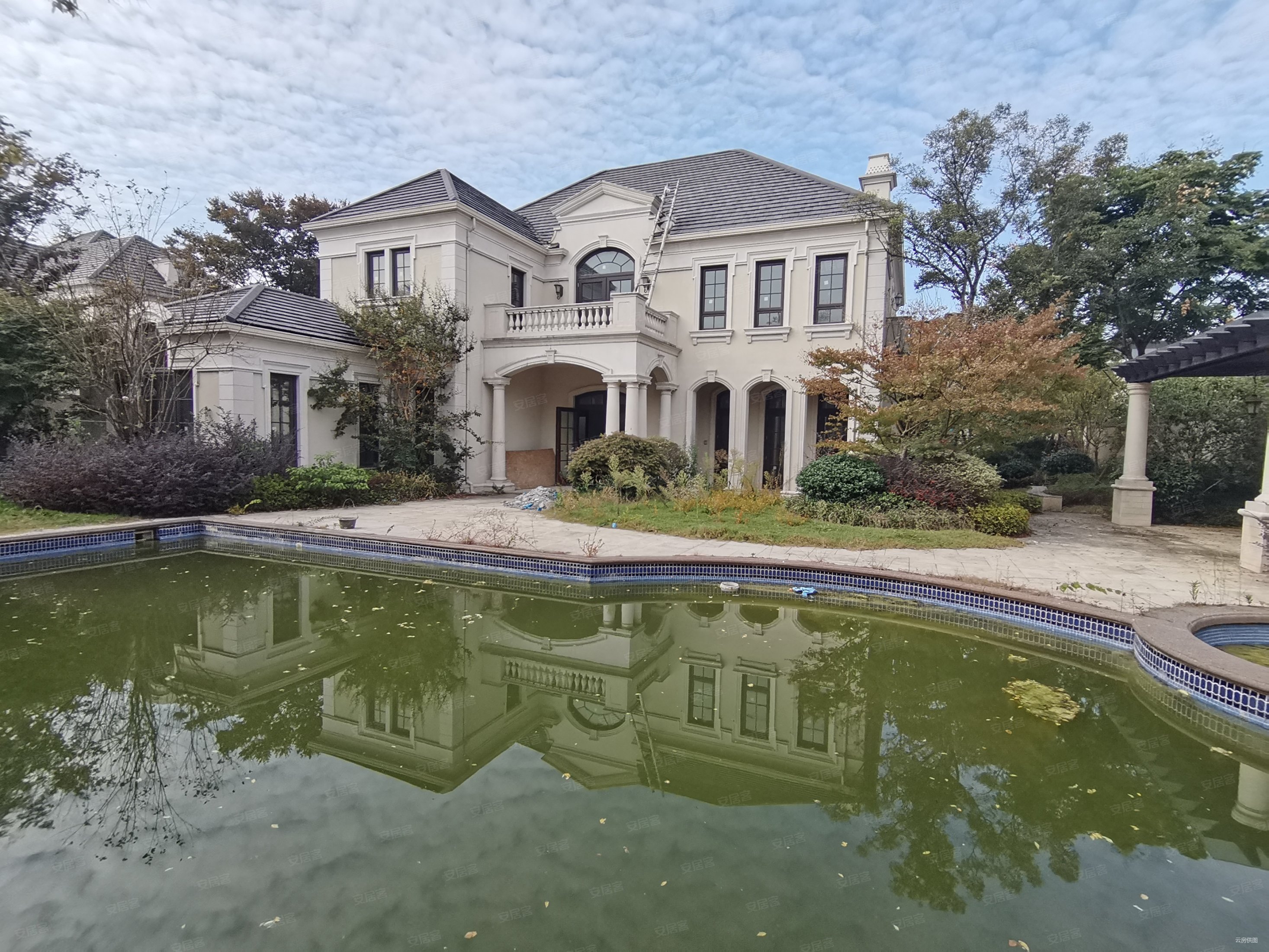 昆山市绿城玫瑰园(别墅)5室2厅5卫690㎡南3850万