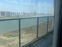 蚌埠淮上义乌批发城拉丝桥边上就是，义务商贸城一路之隔，精装修。拎包入住出租房源真实图片
