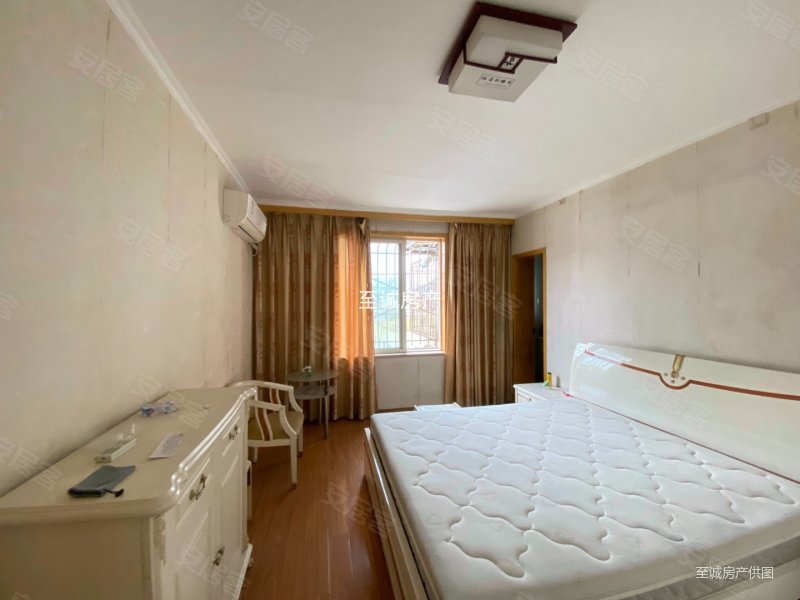 青羊二区东城根顶楼带花园的房子花园大户型好诚心卖