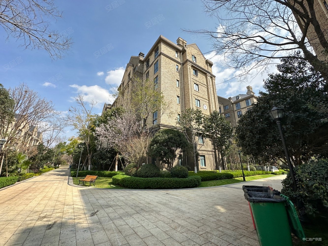 俊发滇池one9组团伯克郡4室2厅2卫138.96㎡南北337万