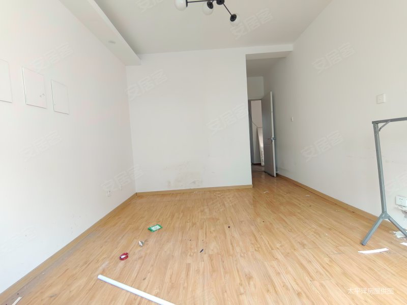 西部天花板尚缘花园洋房带车位毛胚南北双开门