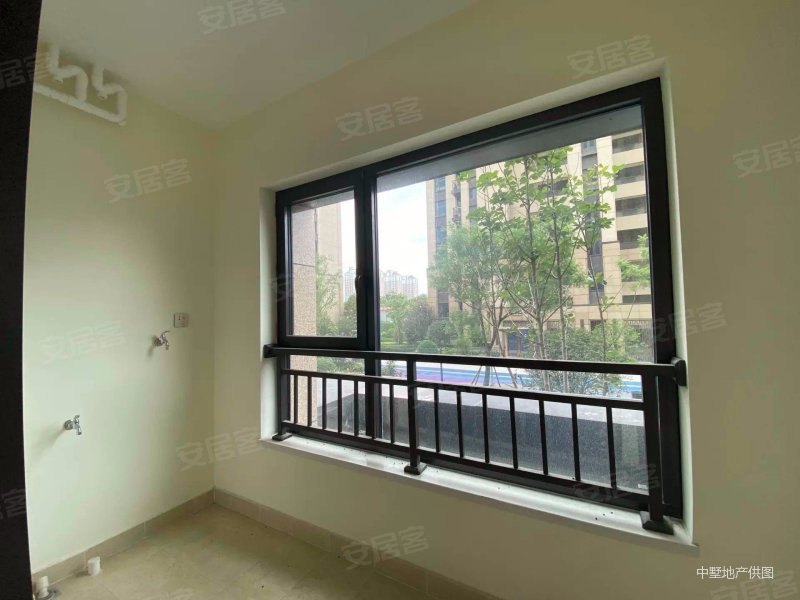 天鹅湖moma二期 交通便捷 刚需小三居 正规商品房 近医院